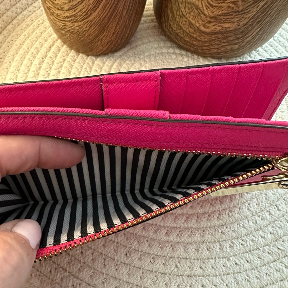--SOLD--   Kate Spade New York Cameron Street Staci Wallet Hot Pink EUC - Picture 3 of 10